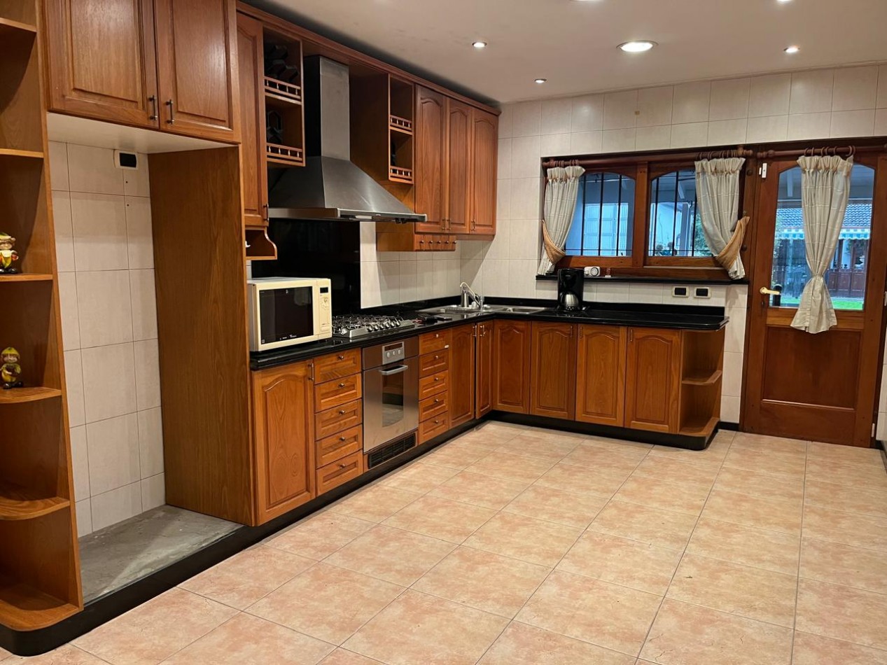 Chalet en Olivos: 6 ambientes en venta